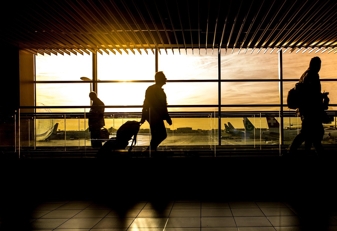 1749019098airport-1822133_1280
